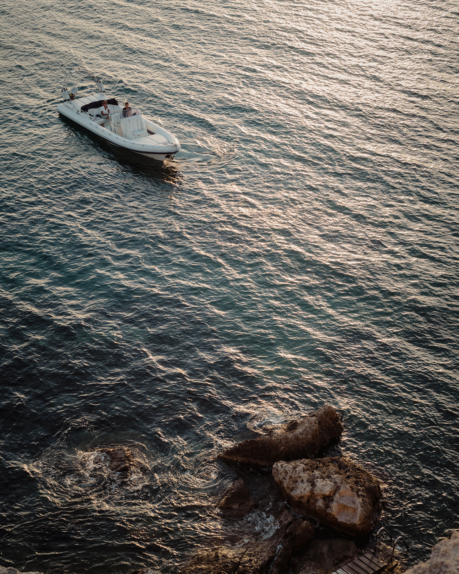 skinopi-lodge_beachhouse_milos-greece_exterior-boat.jpg