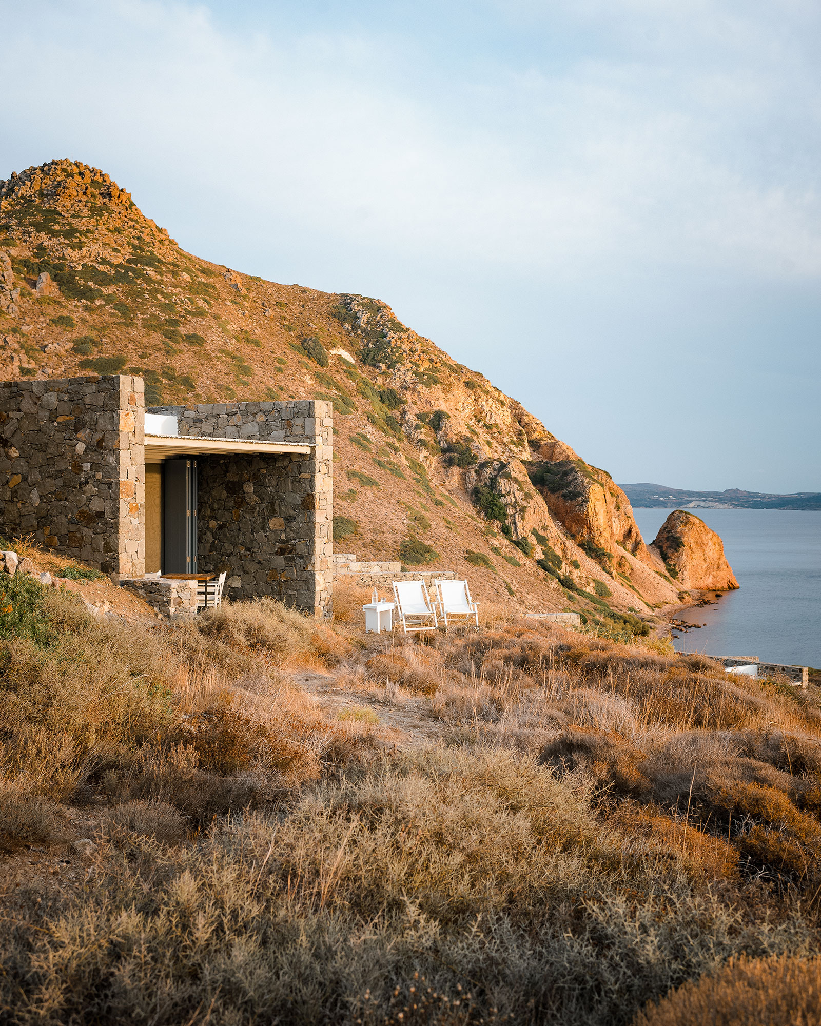skinopi-lodge_beachhouse_milos-greece_exterior-chair.jpg