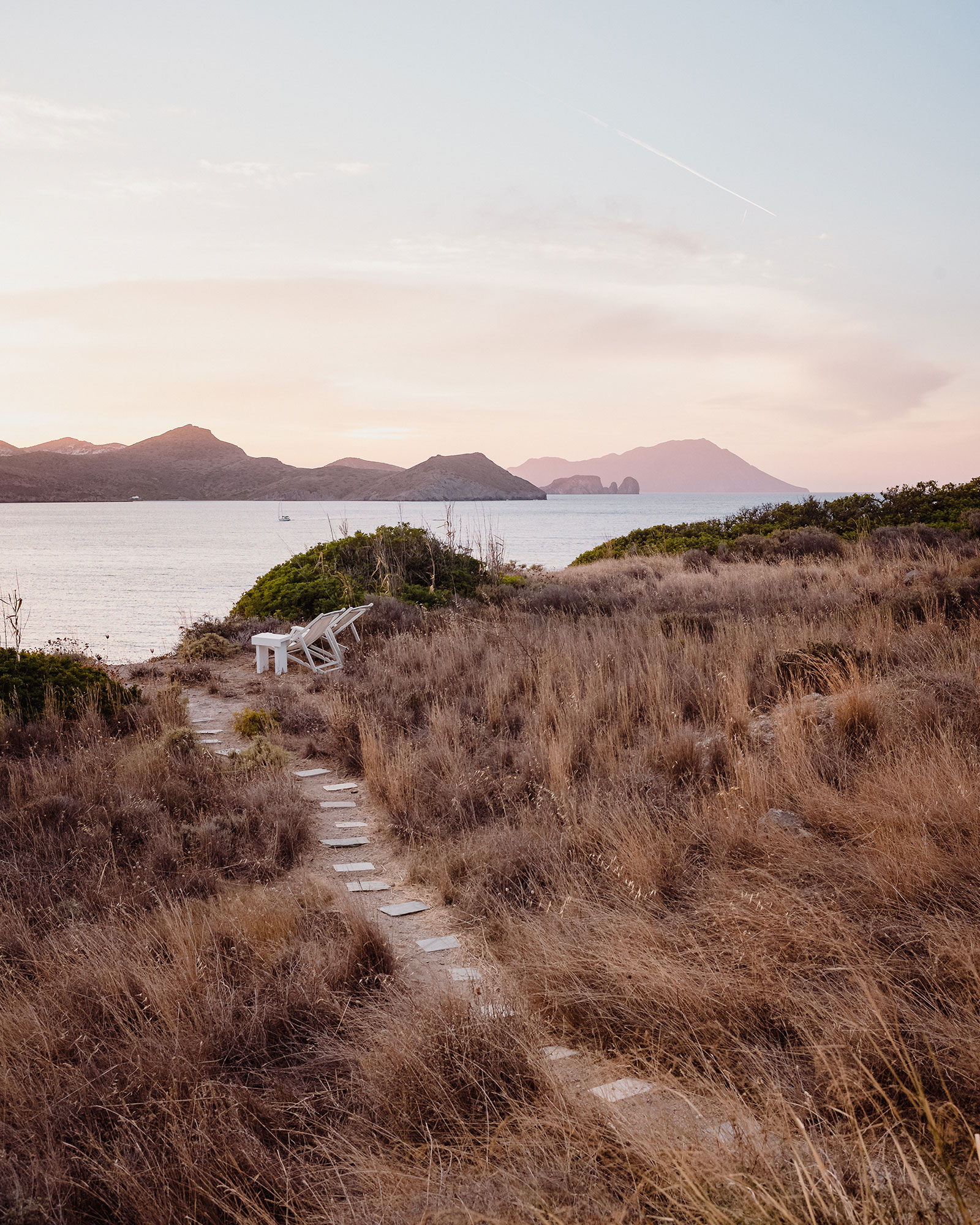 skinopi-lodge_beachhouse_milos-greece_exterior-path.jpg