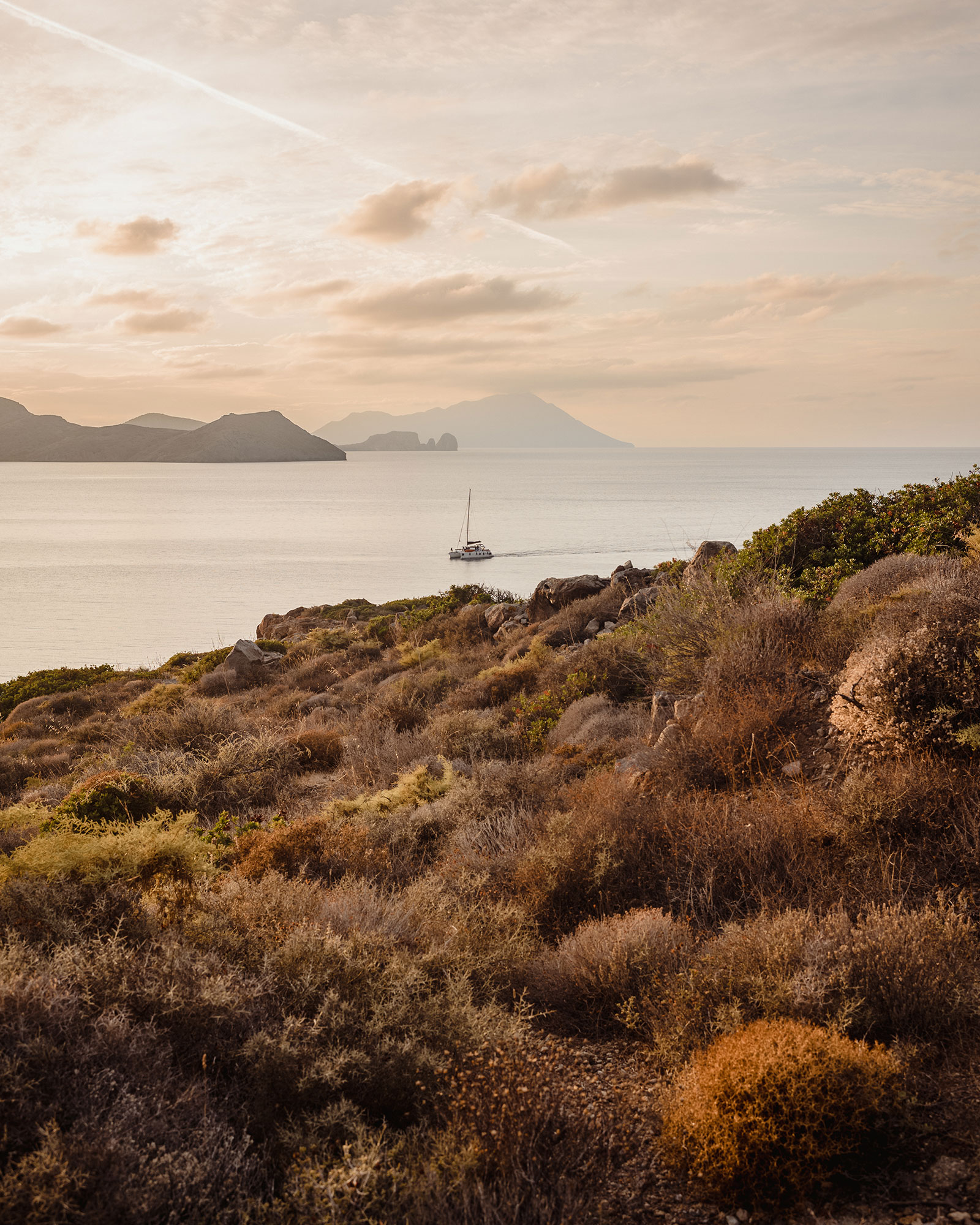 skinopi-lodge_beachhouse_milos-greece_exterior-sea.jpg