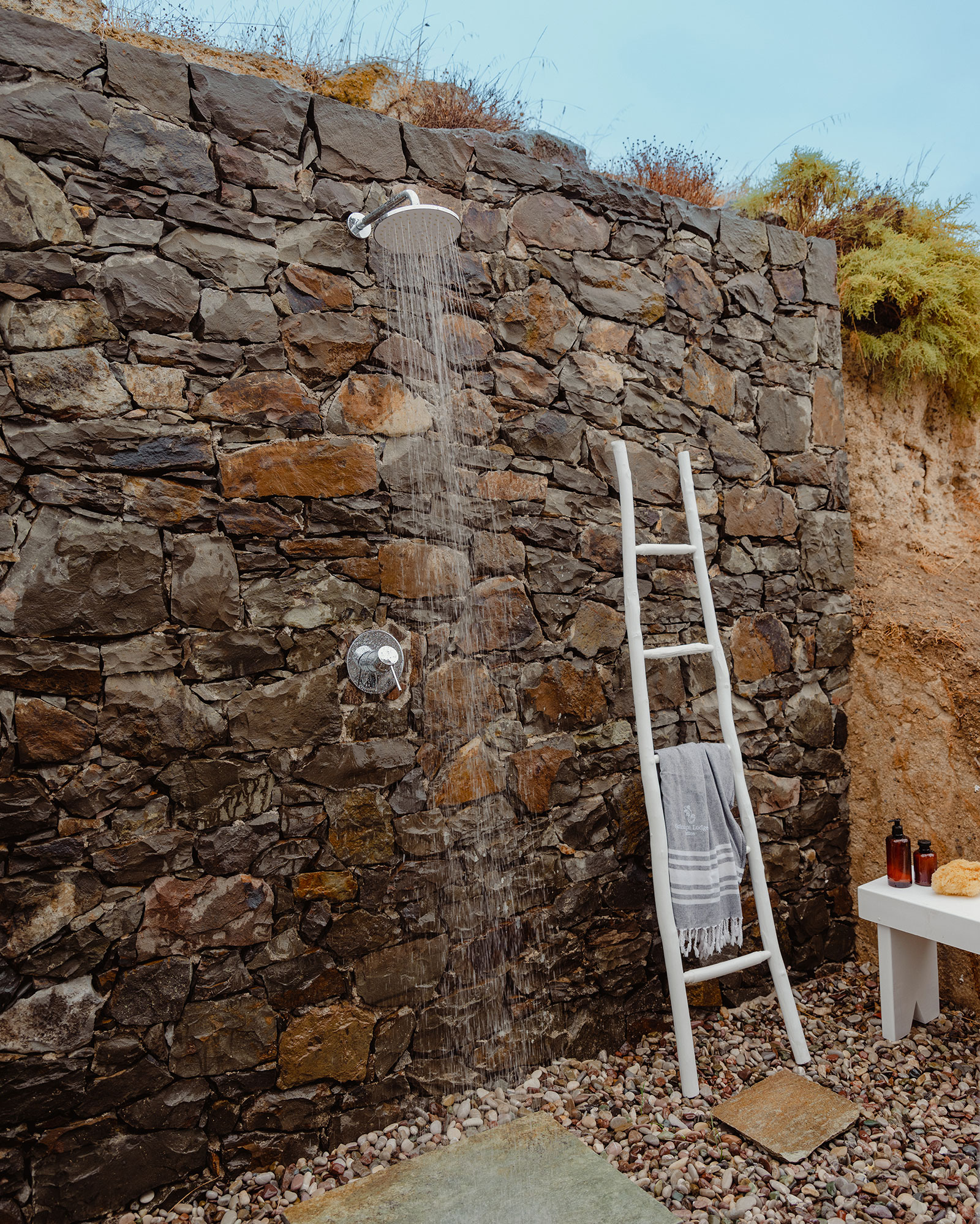 skinopi-lodge_beachhouse_milos-greece_exterior-shower.jpg