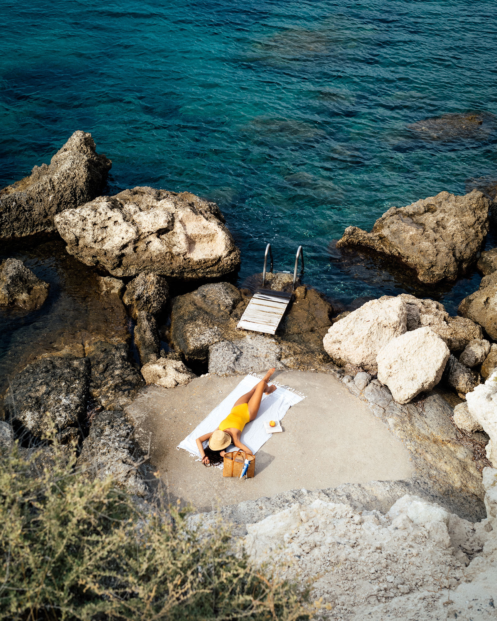 skinopi-lodge_beachhouse_milos-greece_exterior-sun.jpg