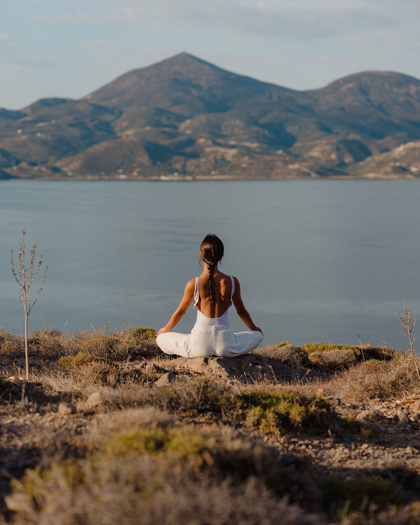 skinopi-lodge_beachhouse_milos-greece_exterior-yoga.jpg