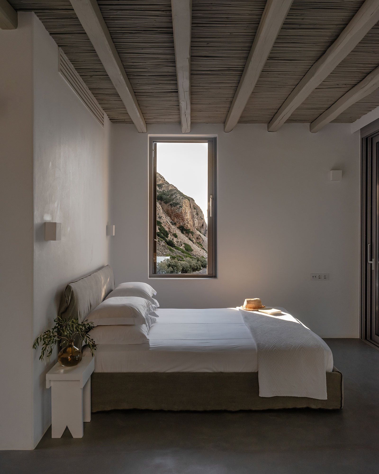 skinopi-lodge_beachhouse_milos-greece_interior-bedroom.jpg