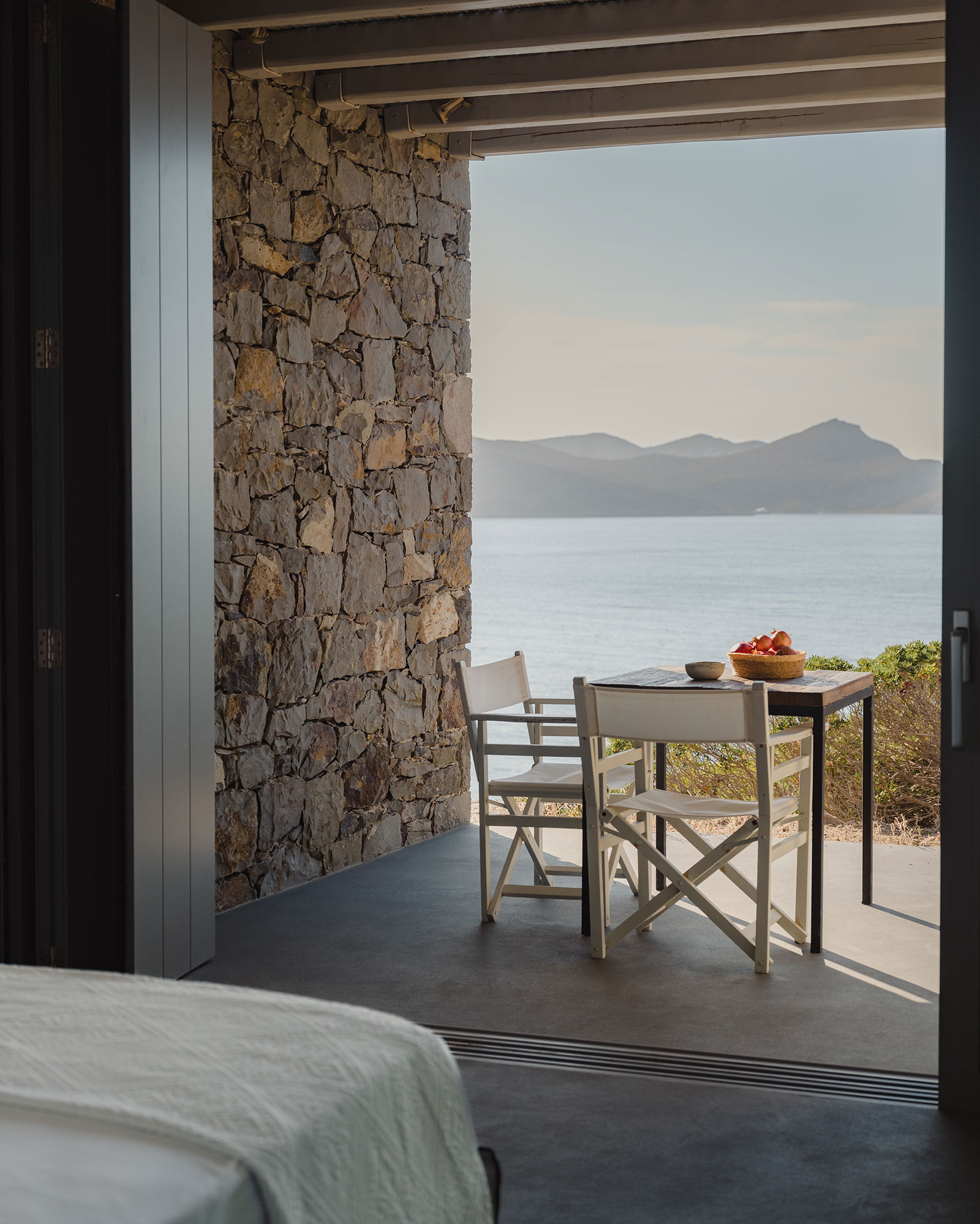 skinopi-lodge_beachhouse_milos-greece_interior-bedroom-view.jpg