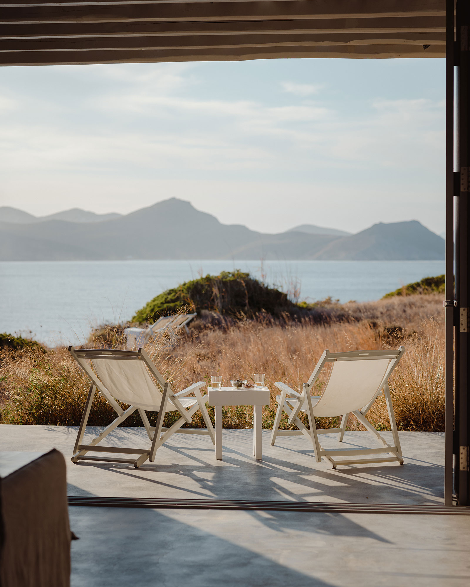 skinopi-lodge_beachhouse_milos-greece_interior-chairs.jpg