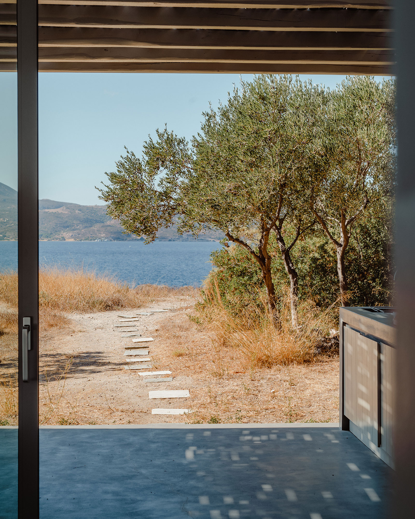 skinopi-lodge_beachhouse_milos-greece_interior-view.jpg