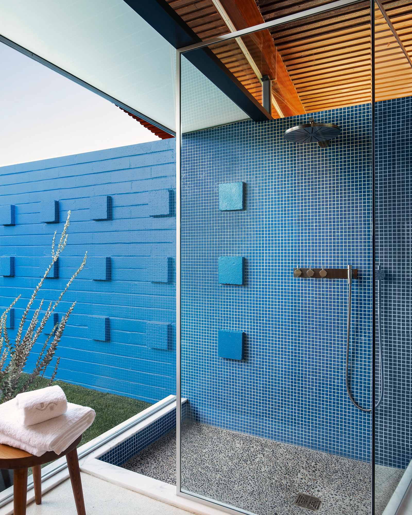 the-desert-wave_house_palm-desert-california-usa_interior-shower.jpg