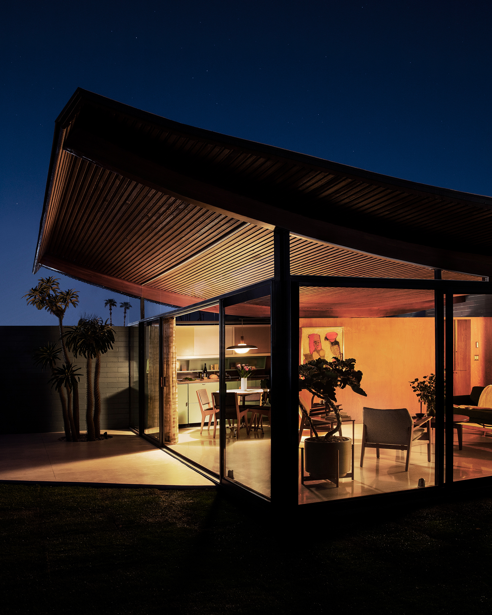 the-desert-wave_house_palm-springs-california_exterior-night (1).jpg