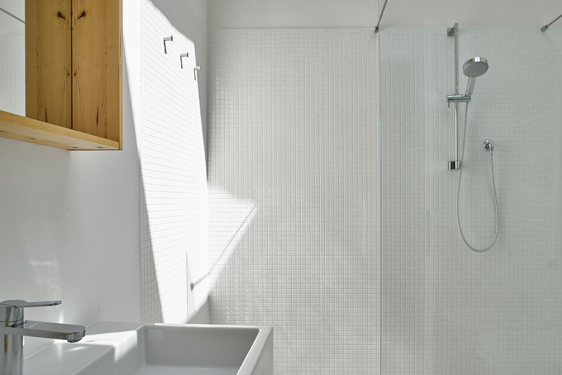 casale-di-cellole_farmhouse_tuscany-italy_moon-interior-bathroom-shower.jpg