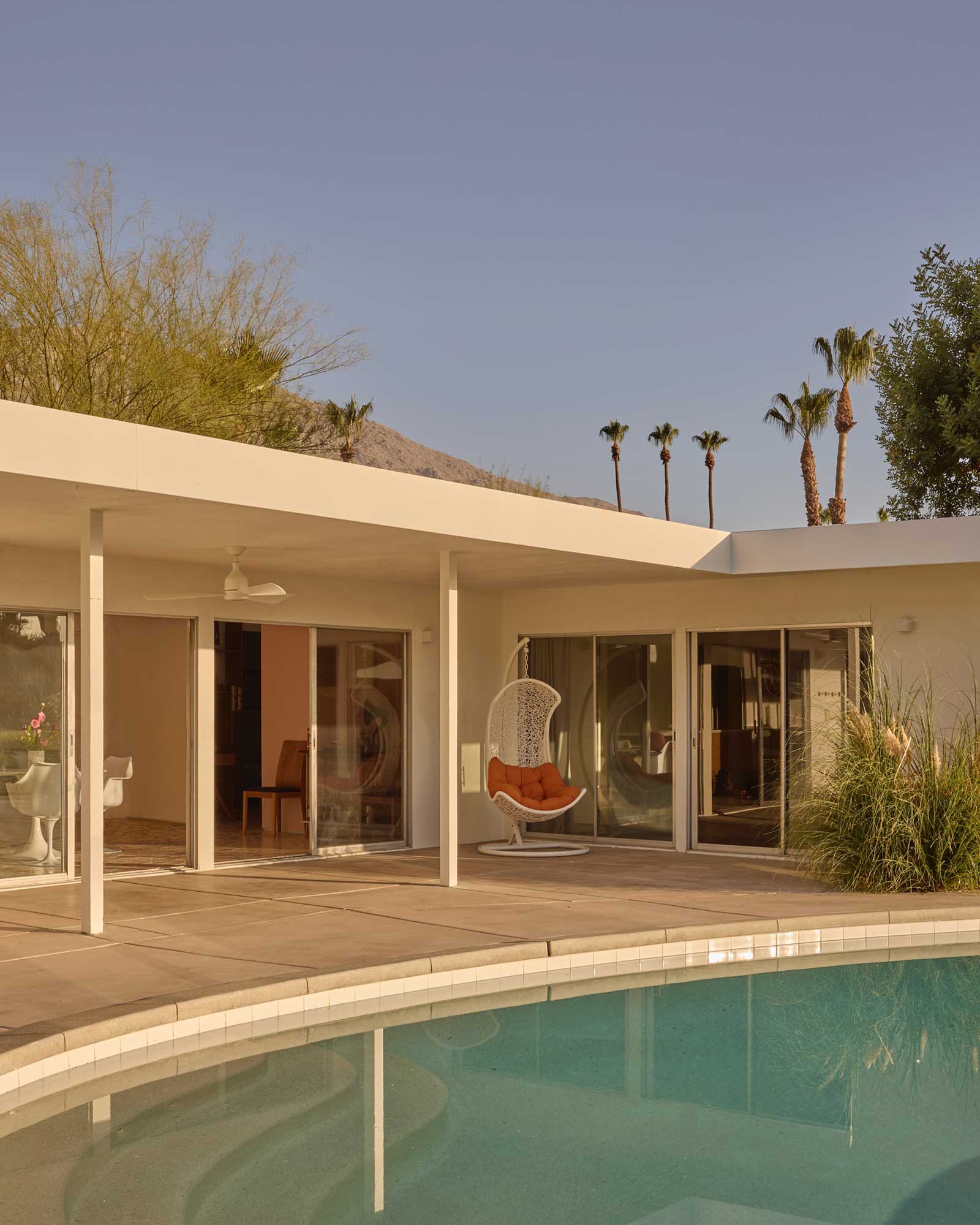 besveca-house_house_palm-springs-california_exterior-pool.jpg