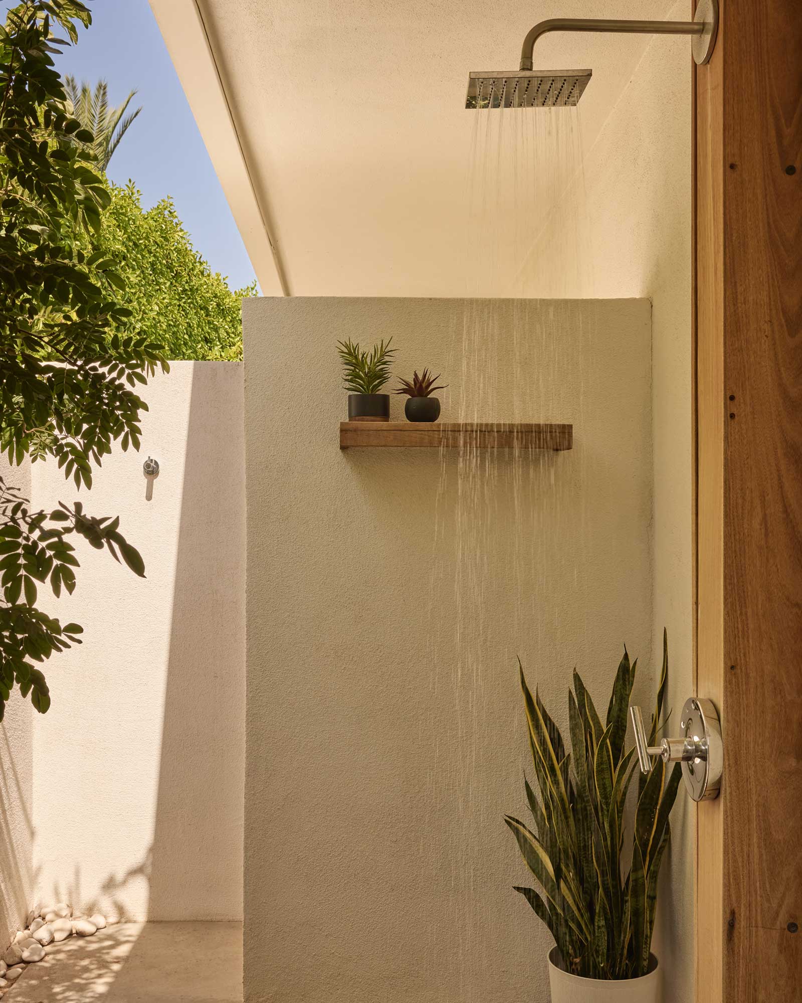 besveca-house_house_palm-springs-california_exterior-shower.jpg