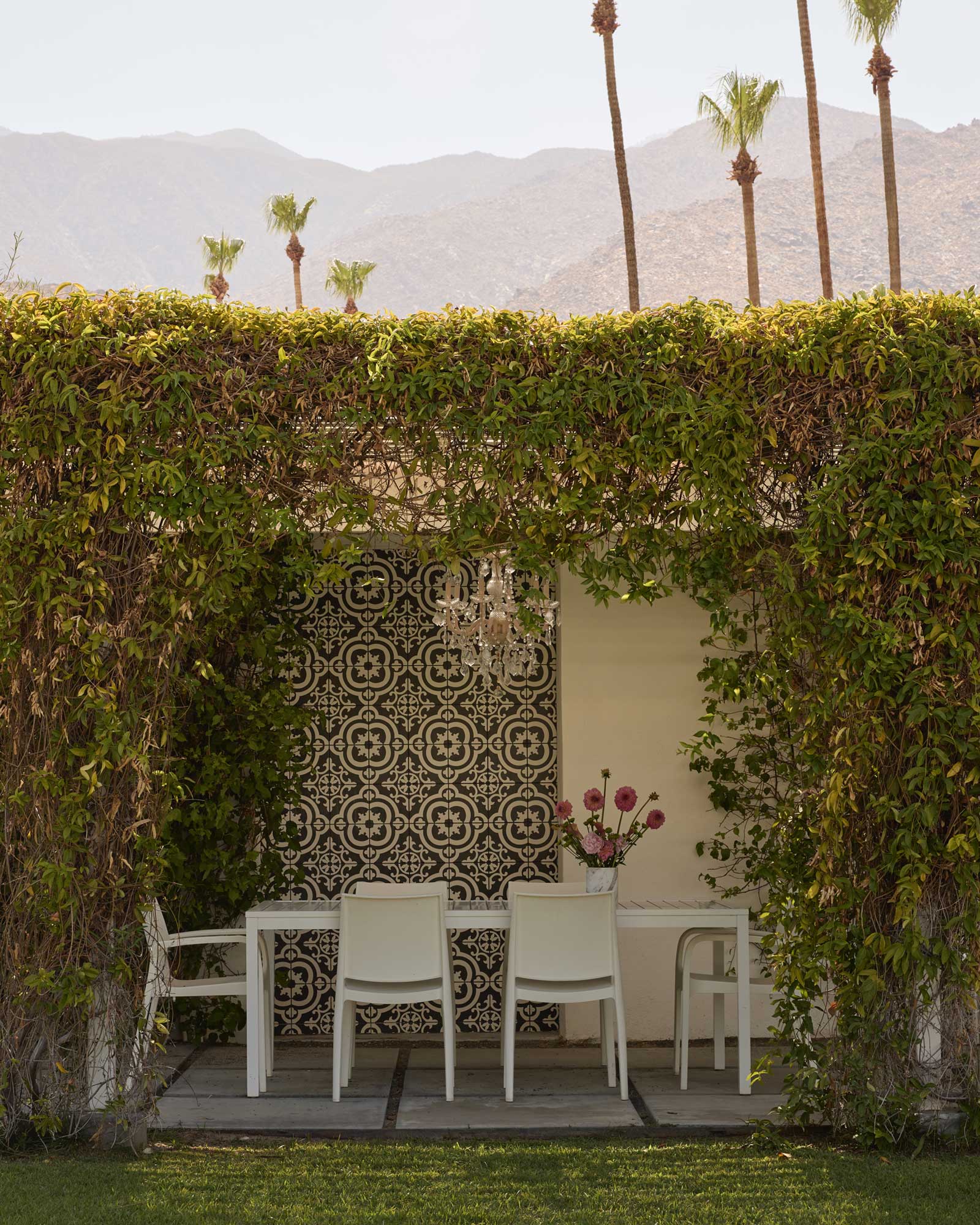 besveca-house_house_palm-springs-california_exterior-table.jpg