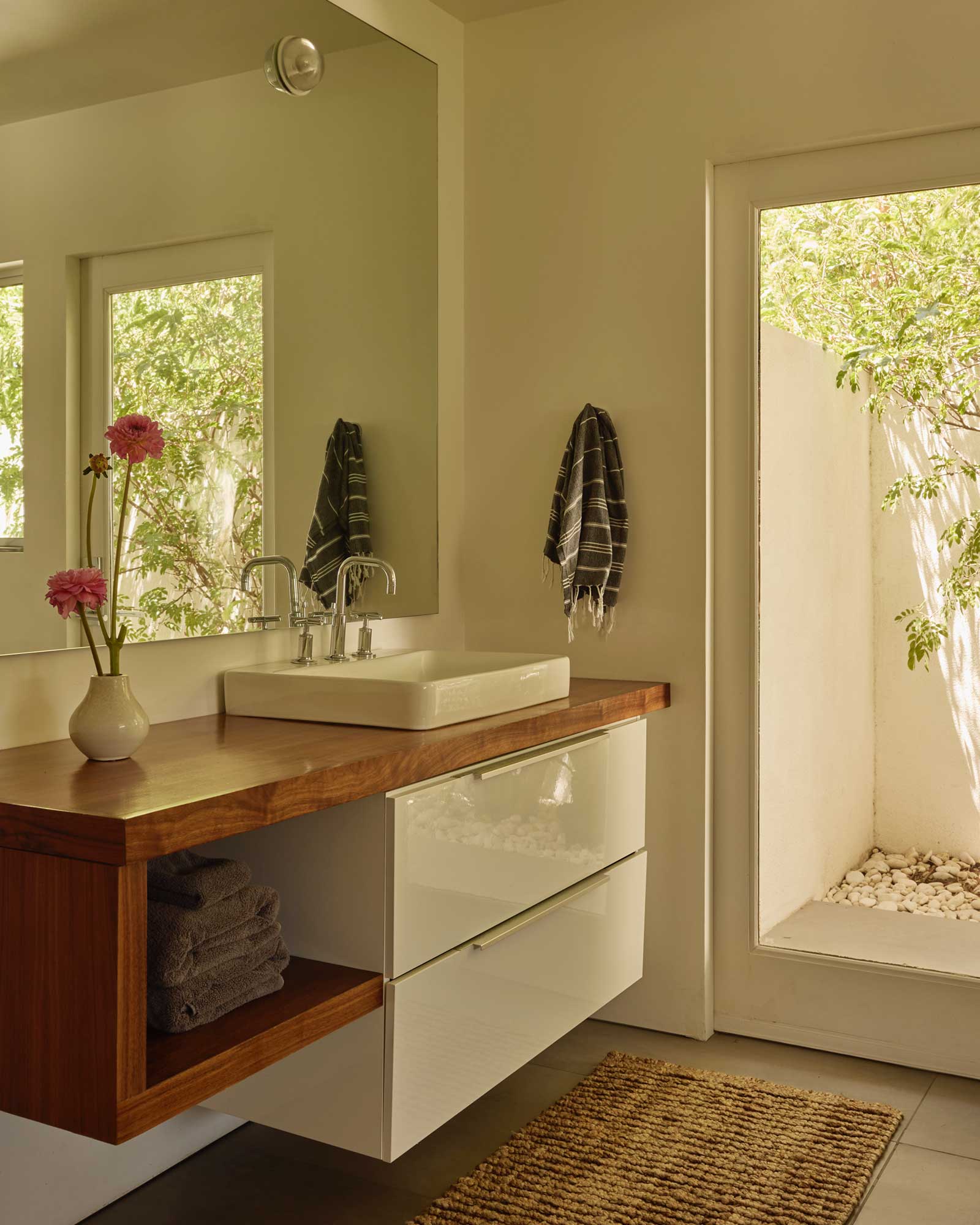besveca-house_house_palm-springs-california_interior-bathroom.jpg