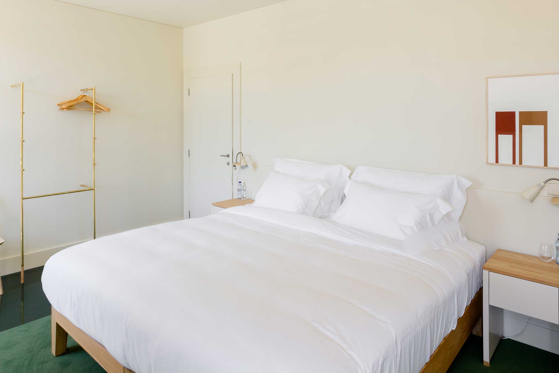 duas-portas-townhouse_small-hotel_porto-portugal_interior-bedroom-1-bed.jpg