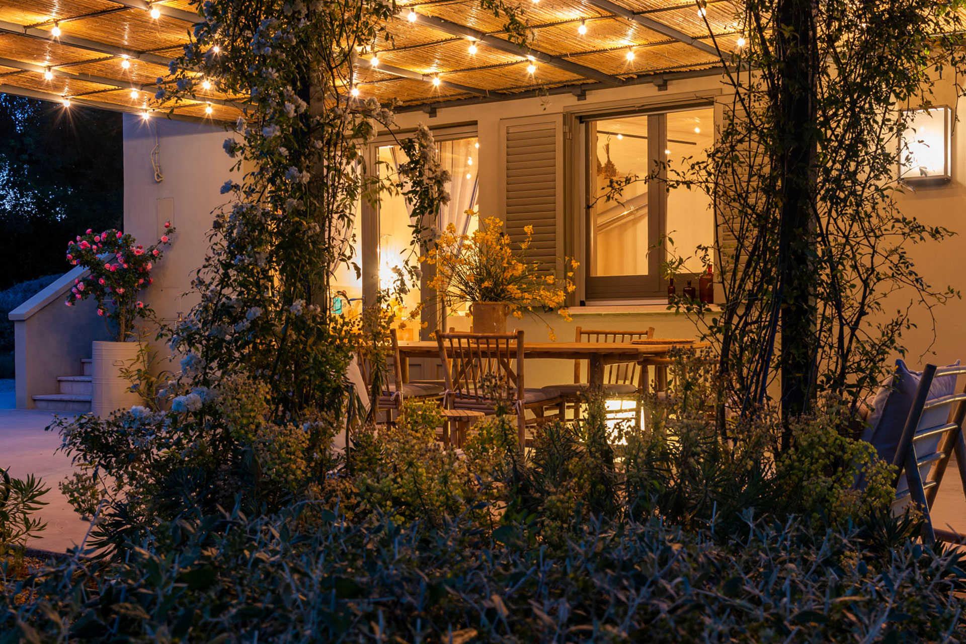 casa-tuja_house_molise-italy_exterior-facade-night.jpg