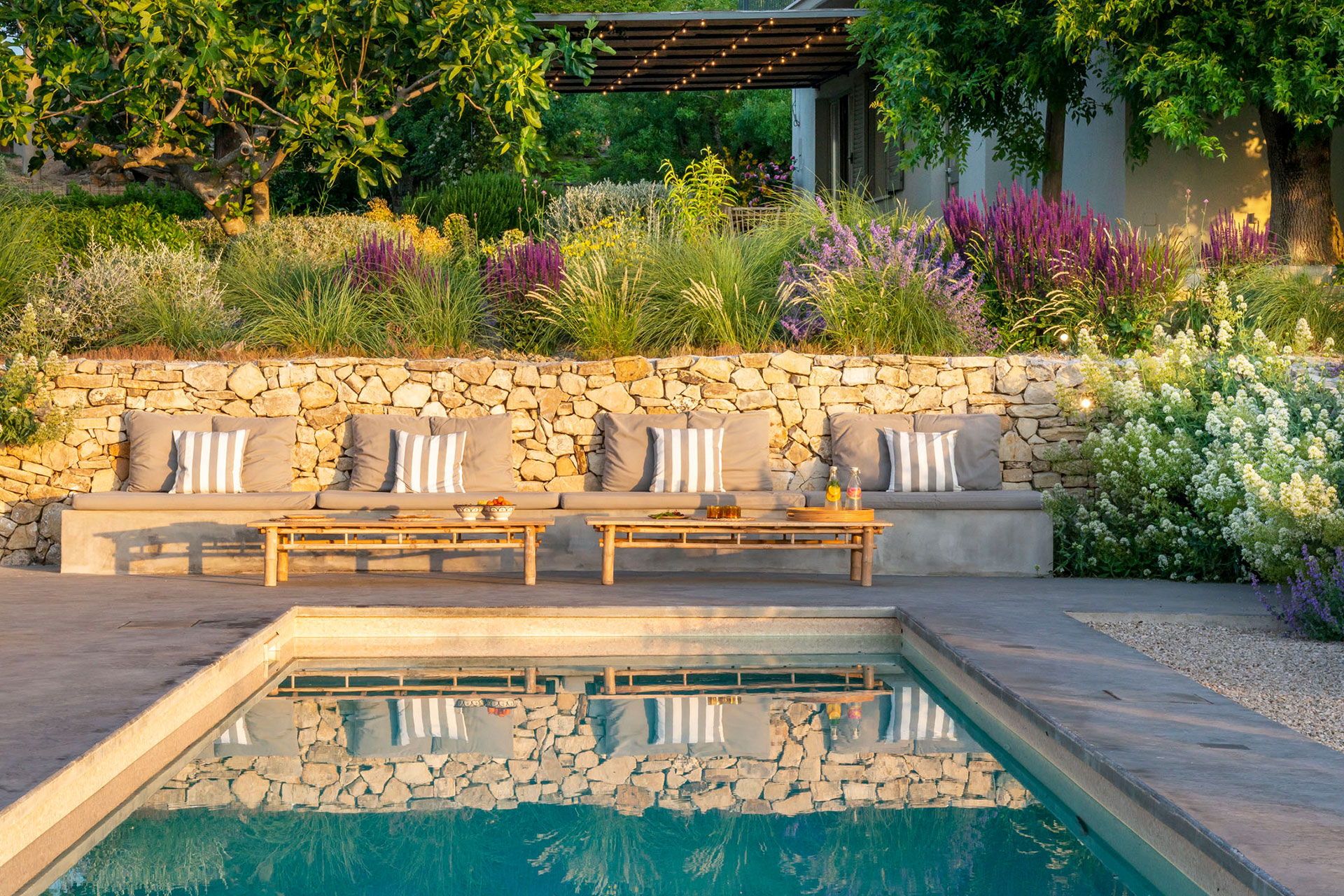 casa-tuja_house_molise-italy_exterior-pool-seating.jpg