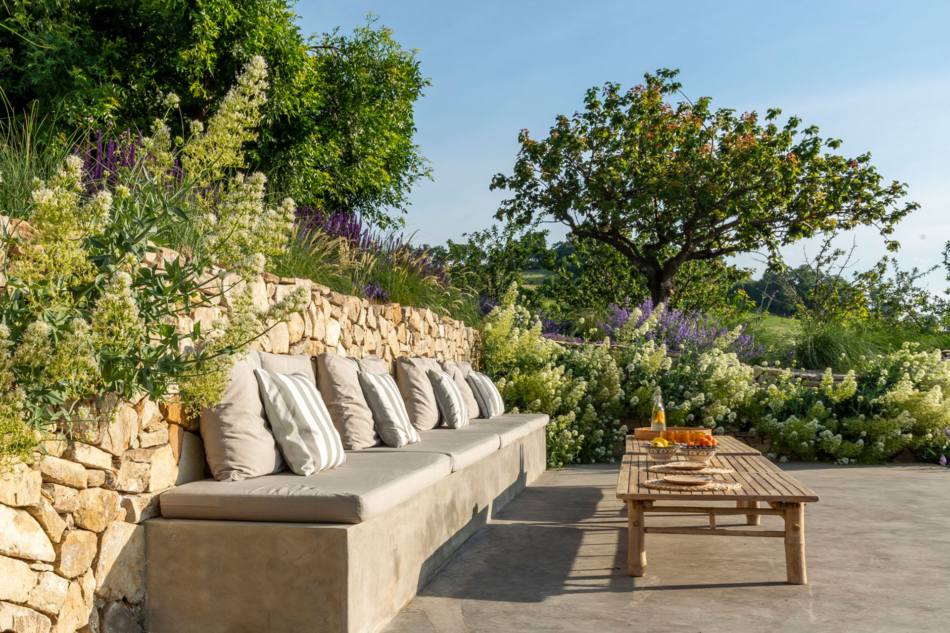 casa-tuja_house_molise-italy_exterior-seating.jpg