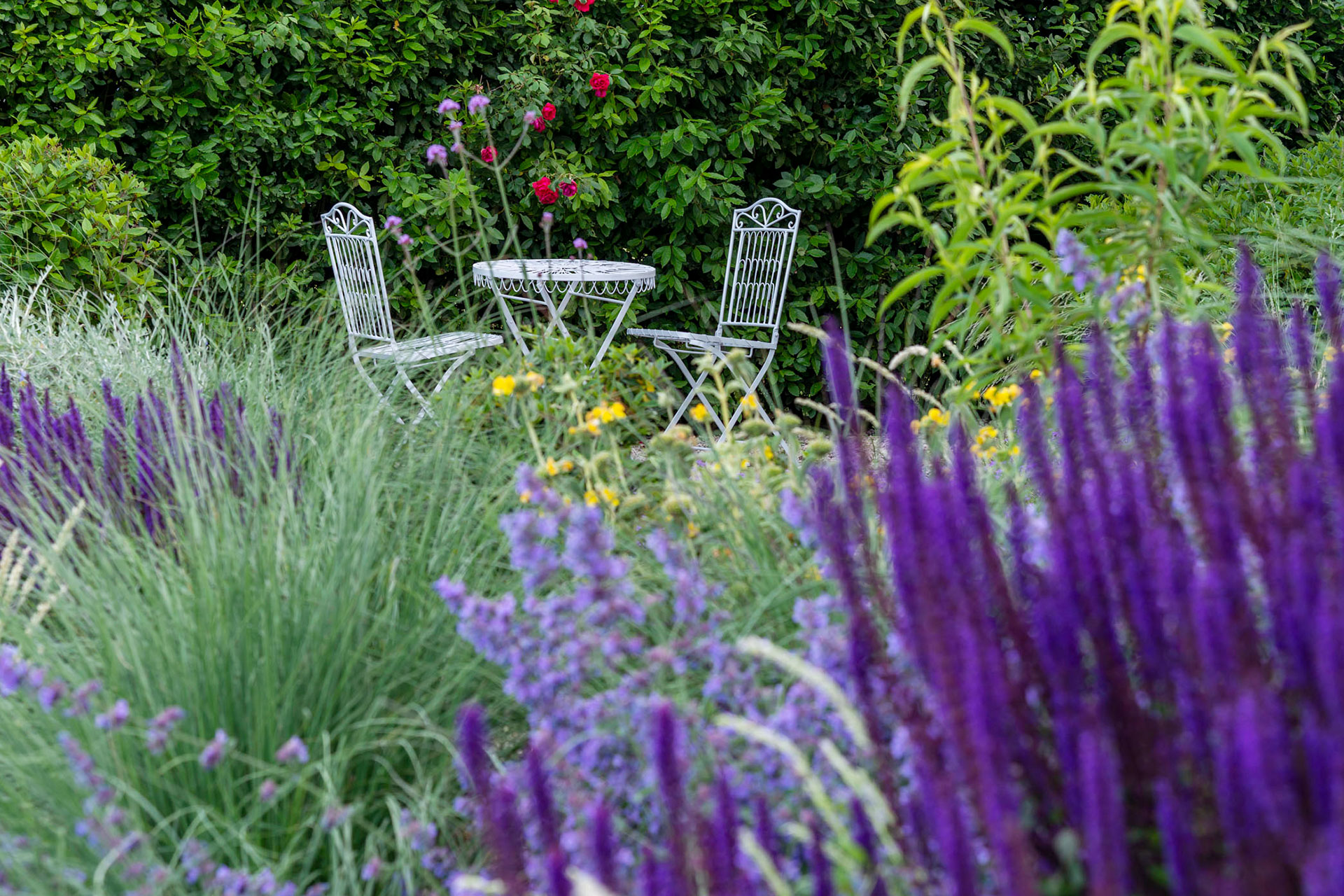casa-tuja_house_molise-italy_exterior-table.jpg