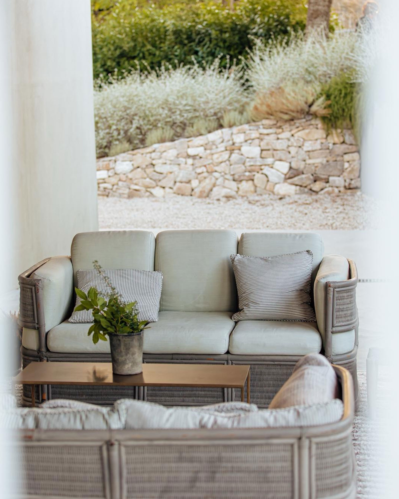 casa-tuja_house_molise-italy_exterior-terrace.jpg