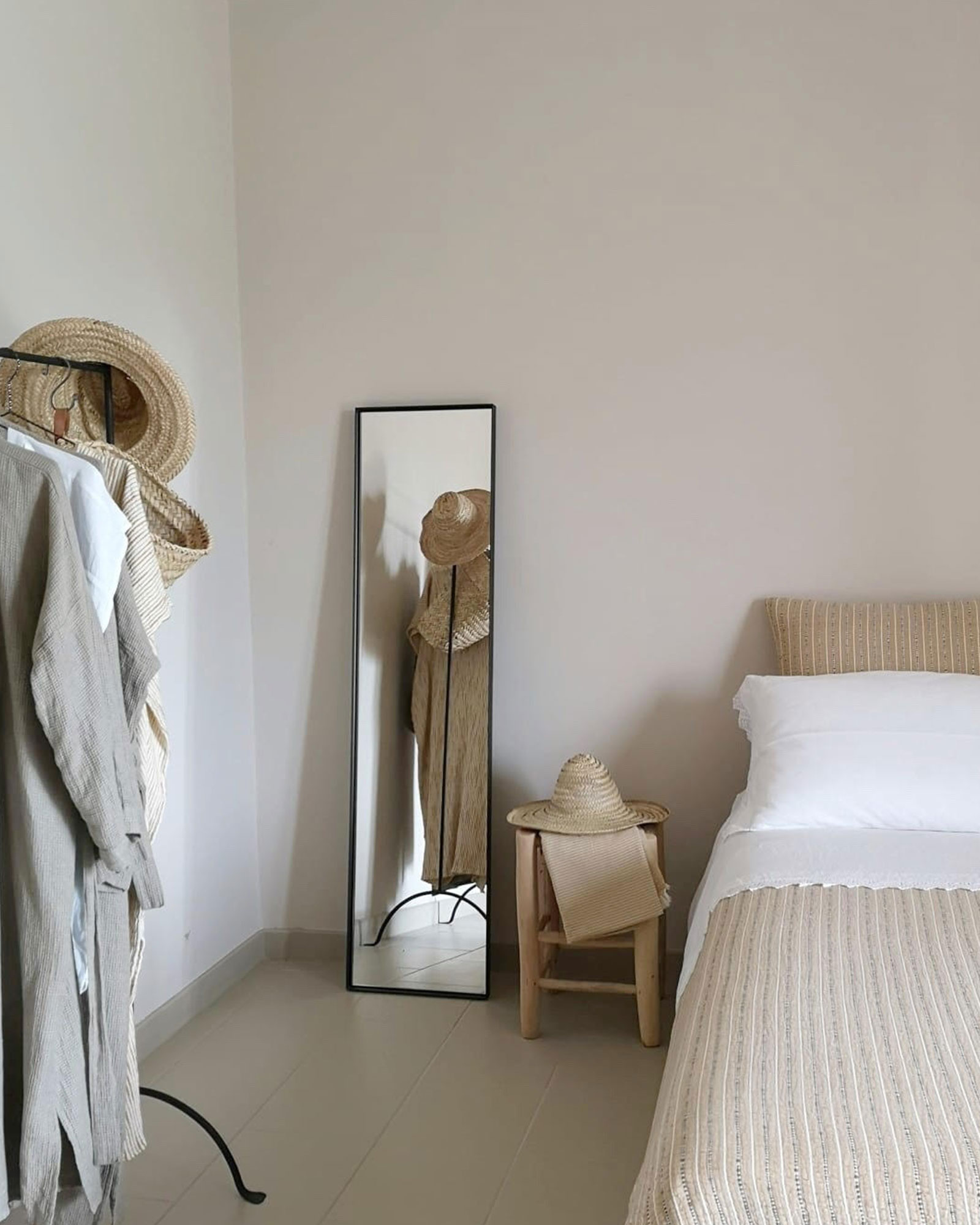 casa-tuja_house_molise-italy_interior-bed-room-detail.jpg