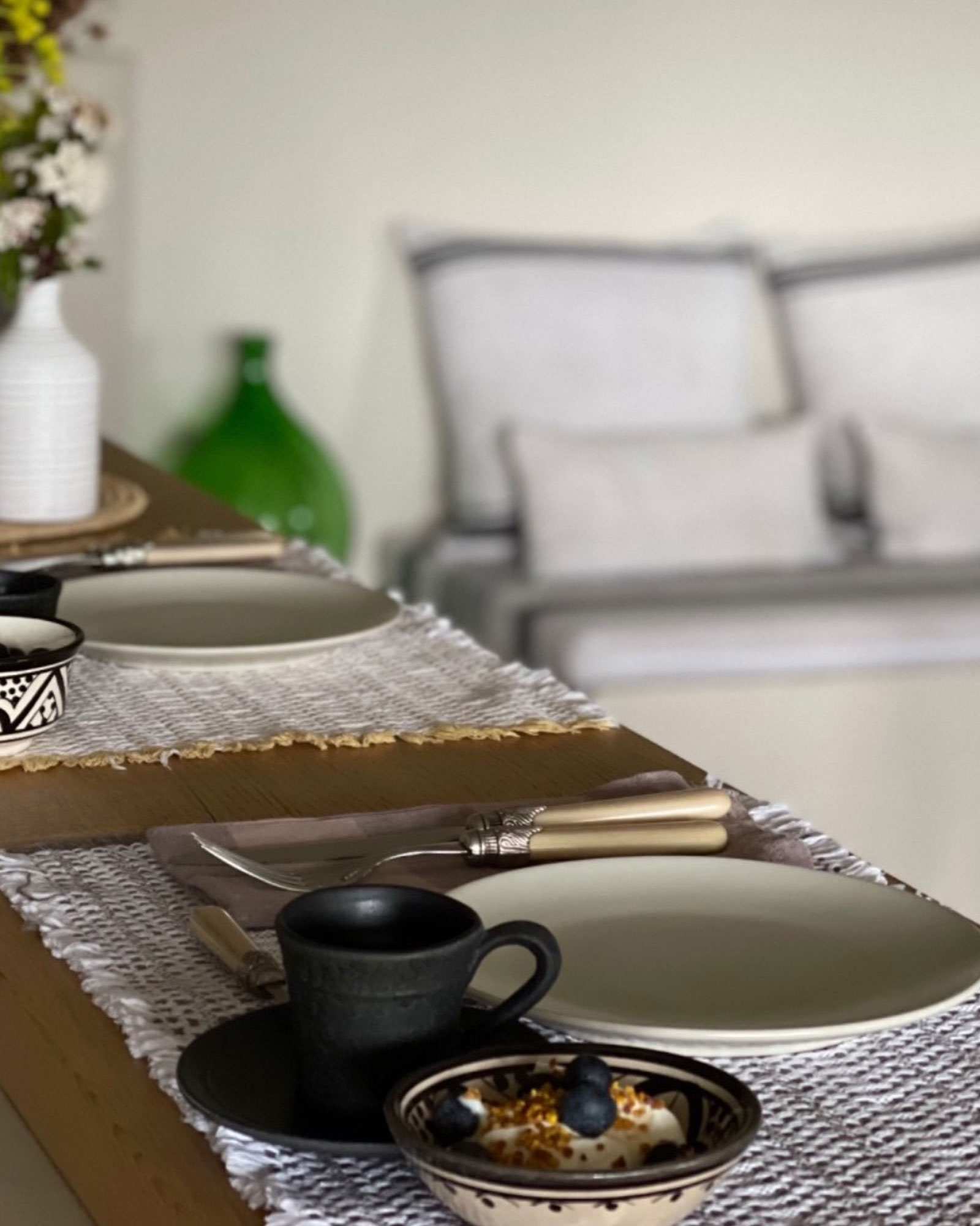 casa-tuja_house_molise-italy_interior-table.jpg