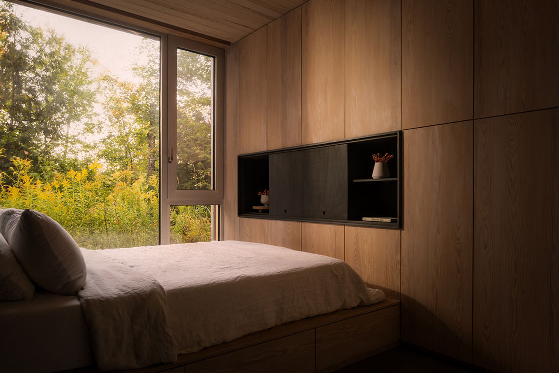 hinterhouse_cabin_quebec-canada_interior-bedroom-design.jpg