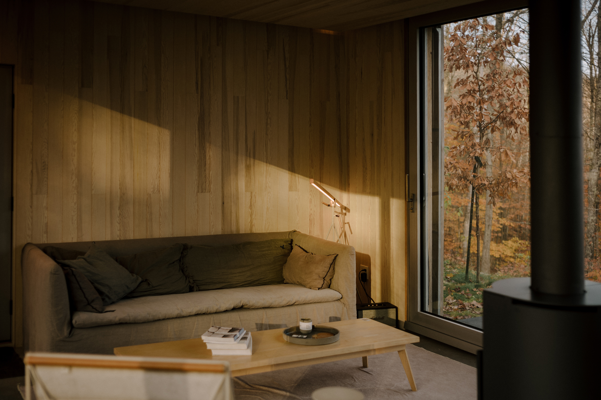 hinterhouse_cabin_quebec-canada_interior-sofa.jpg