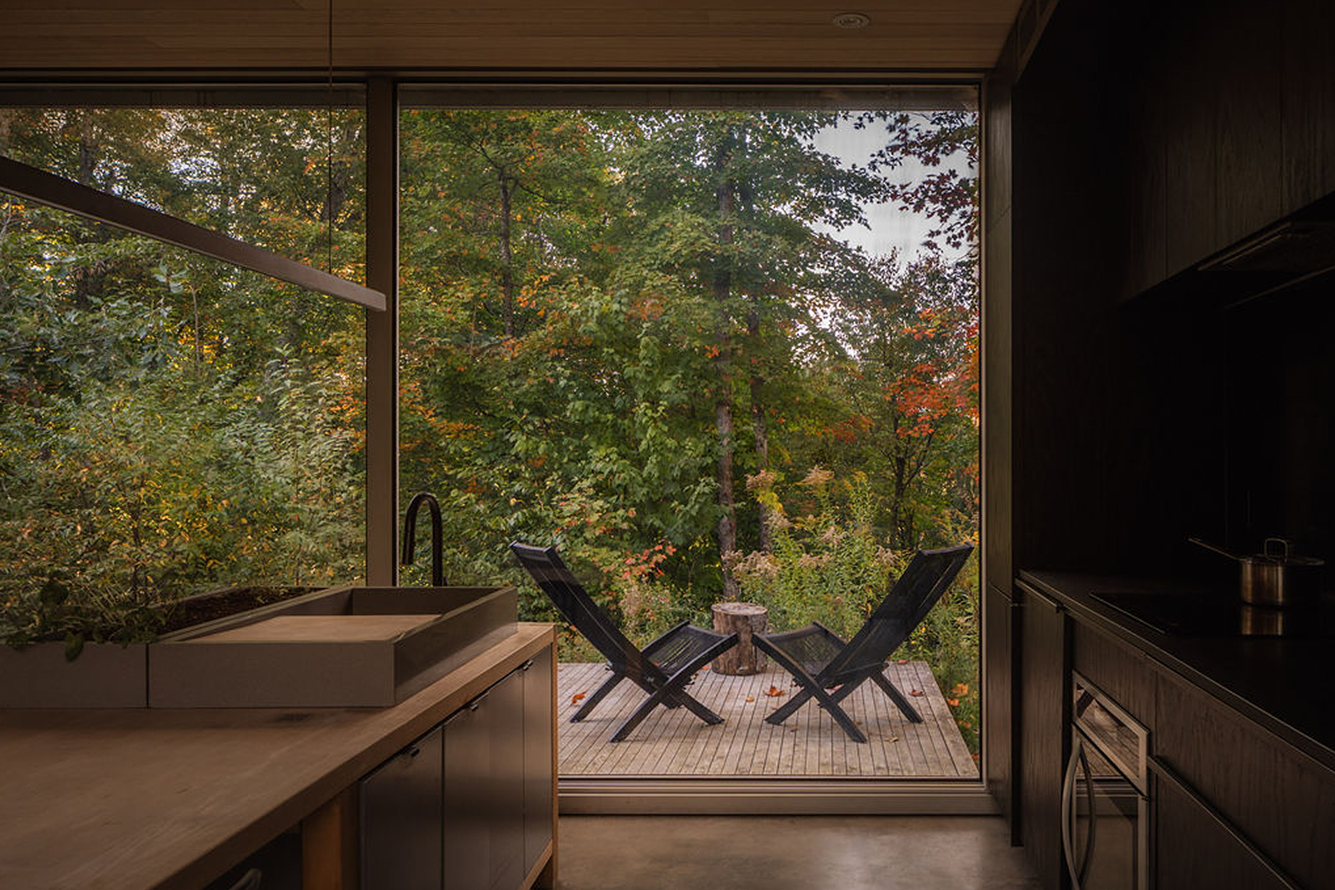 hinterhouse_cabin_quebec-canada_interior-terrace.jpg