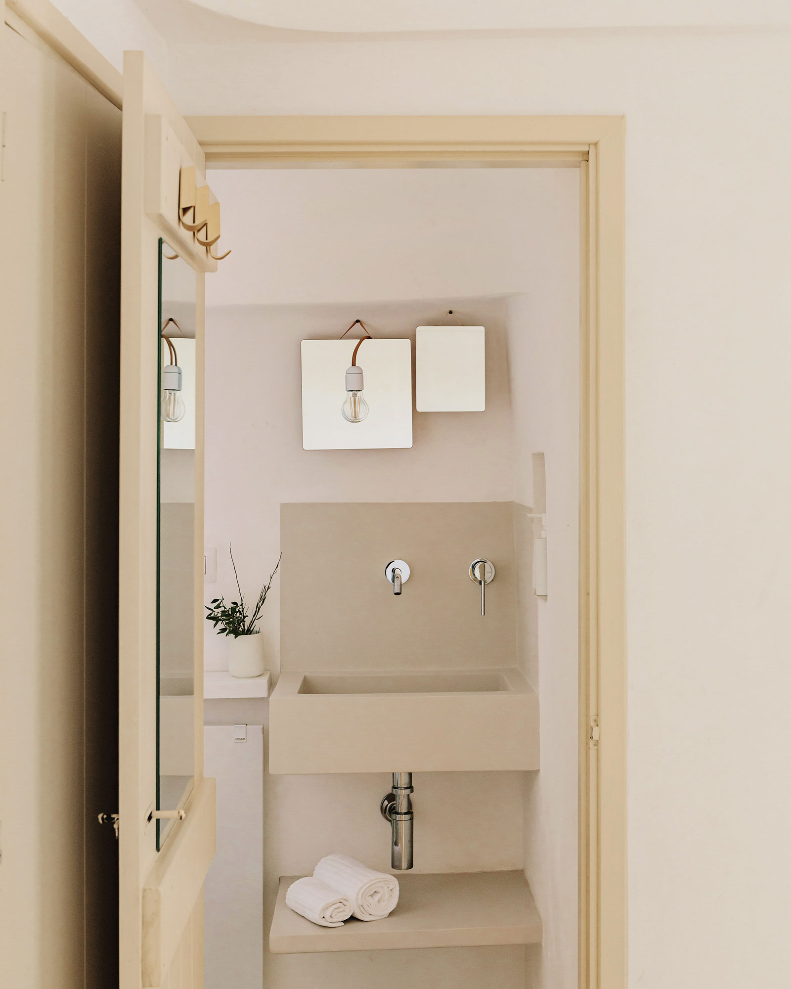 fasano-trullo_trullo_puglia-italy_interior-bath-room.jpg