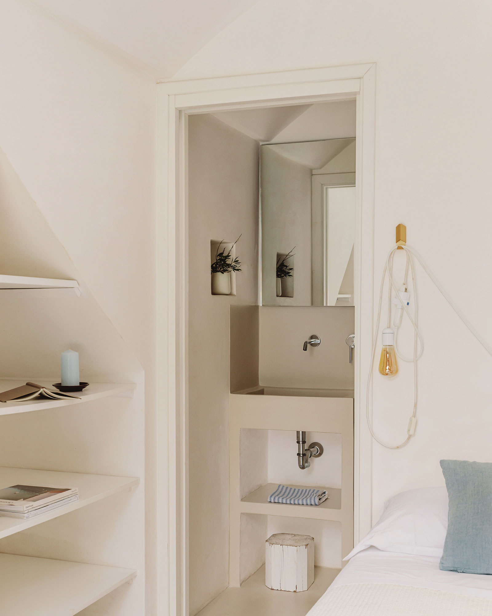 fasano-trullo_trullo_puglia-italy_interior-bed-bathroom.jpg