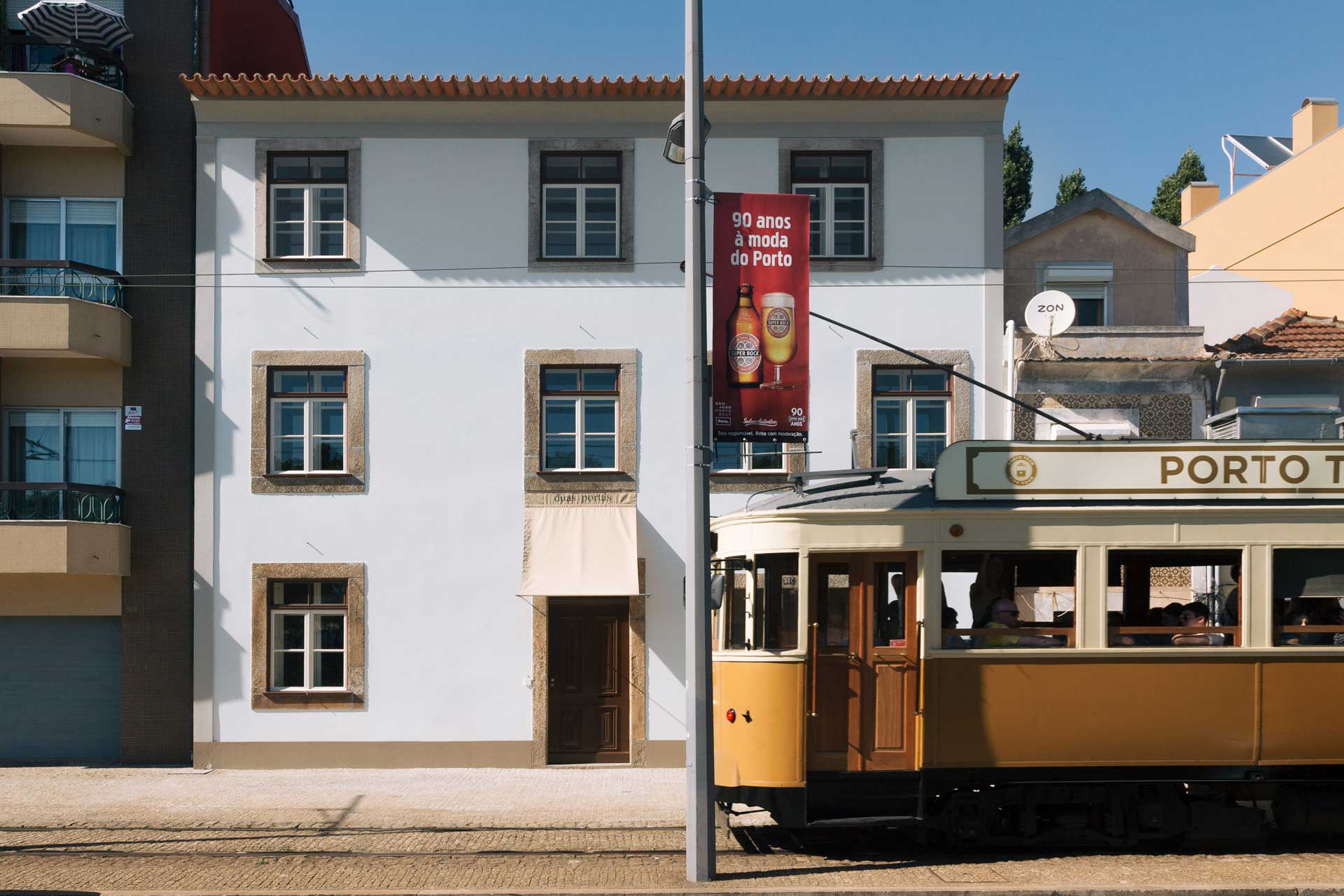 duas-portas-townhouse_smallhotel_porto-portugal_exterior-street.jpg