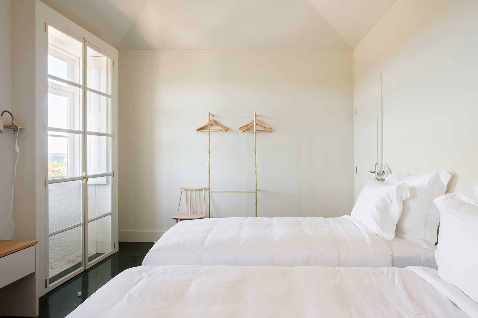 duas-portas-townhouse_smallhotel_porto-portugal_interior-bedroom-design.jpg