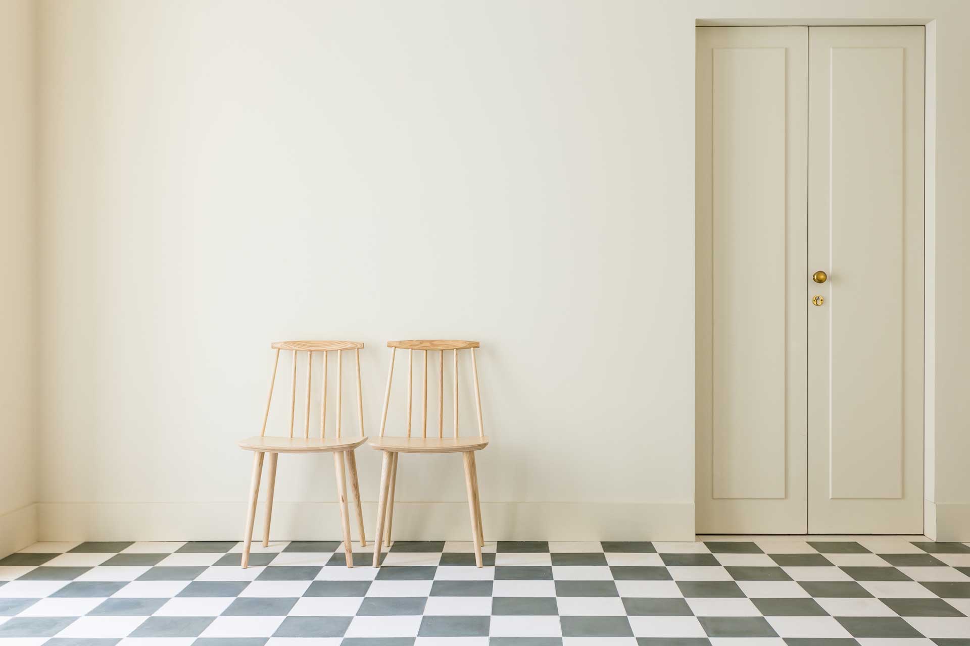 duas-portas-townhouse_smallhotel_porto-portugal_interior-chairs.jpg