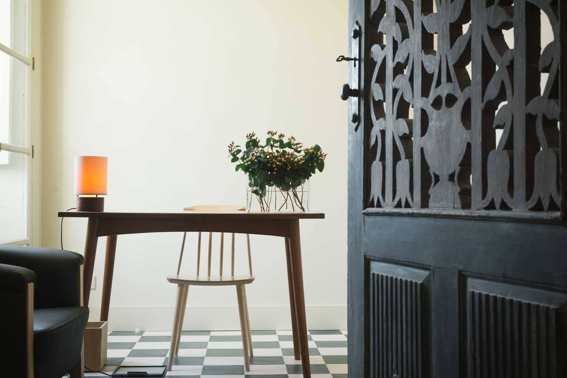 duas-portas-townhouse_smallhotel_porto-portugal_interior-desk.jpg