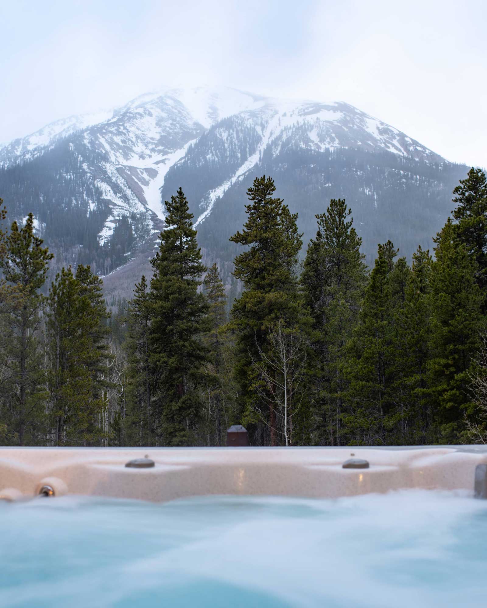 alpenglow-cabin_cabin_colorado-us_exterior-jacuzzi-view.jpg