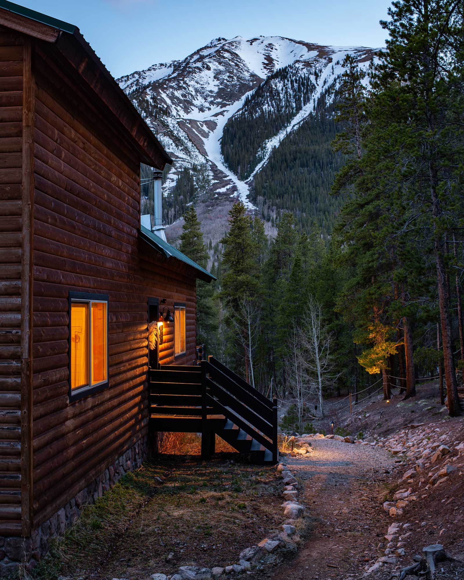 alpenglow-cabin_cabin_colorado-us_exterior-night.jpg
