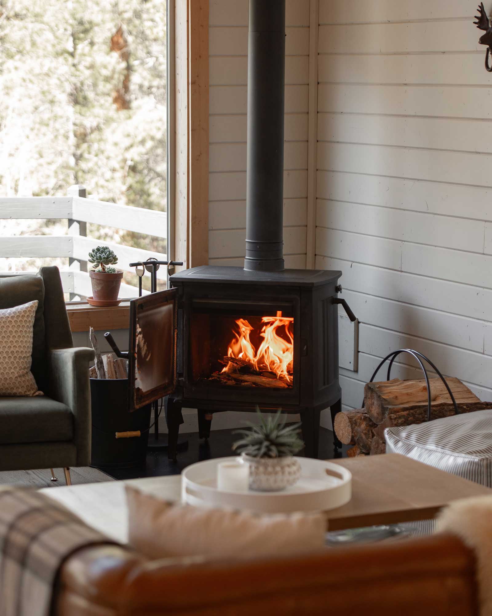 alpenglow-cabin_cabin_colorado-us_interior-fireplace.jpg