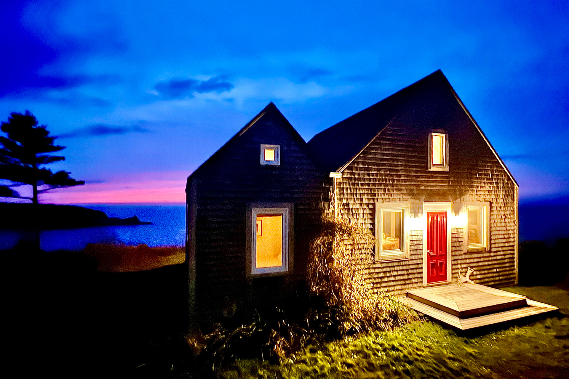 eagles-pass_cabin_nova-scotia-canada_exterior-night.jpg