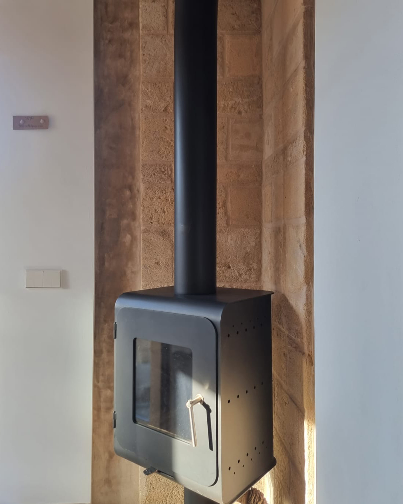 eco-finca-sa-becadeta_cottage_Balearic-Islands-spain_interior-fireplace.jpg