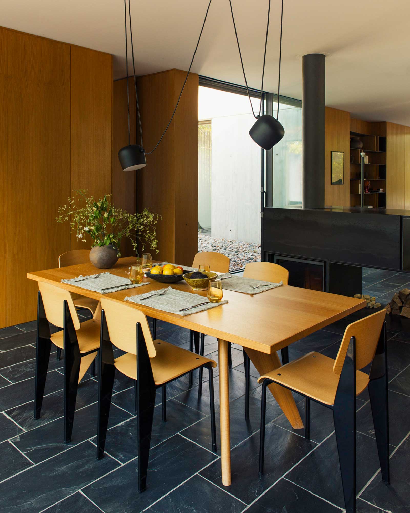 la-maison-h_villa_occitanie-france_interior-dining-table.jpg