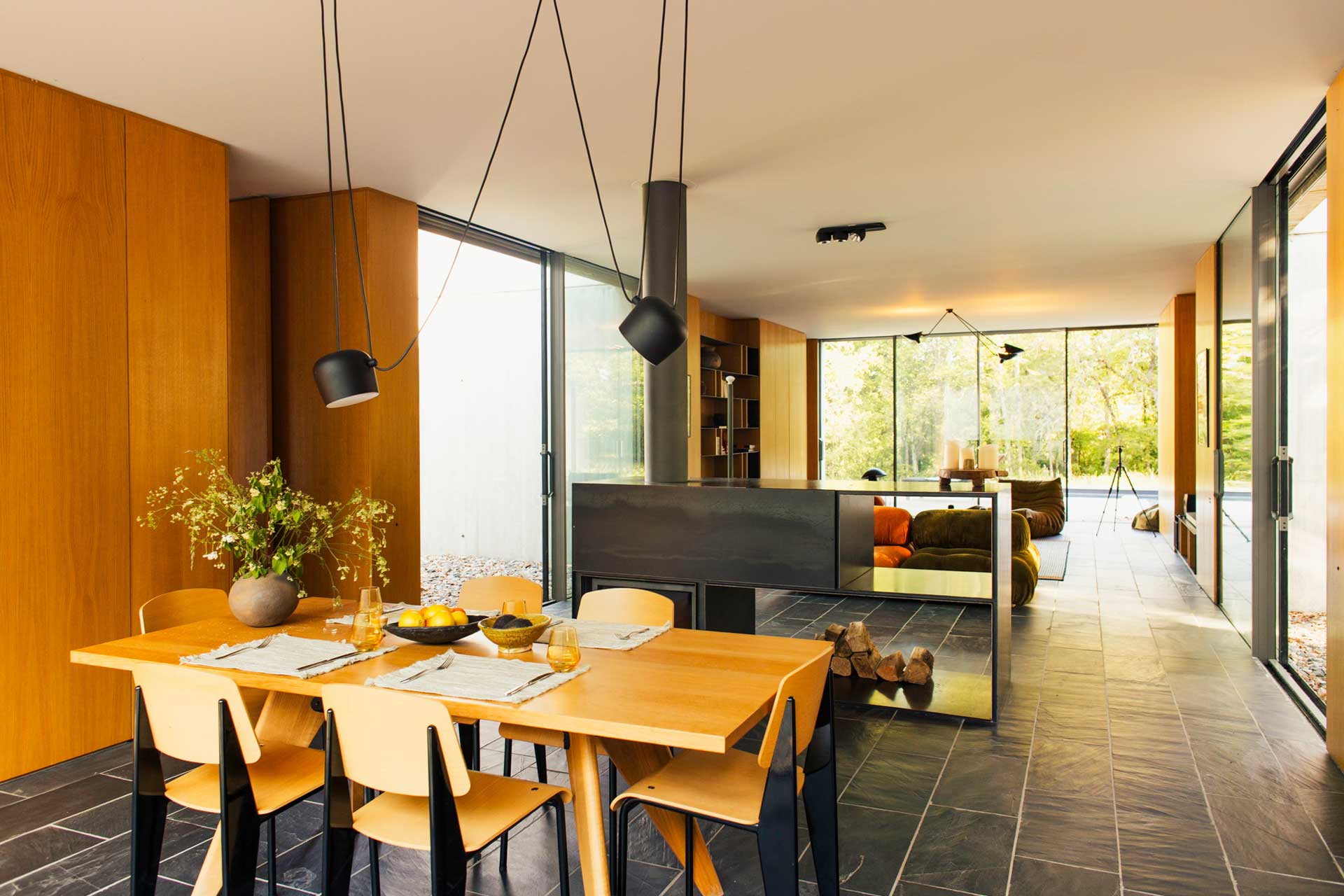 la-maison-h_villa_occitanie-france_interior-table.jpg