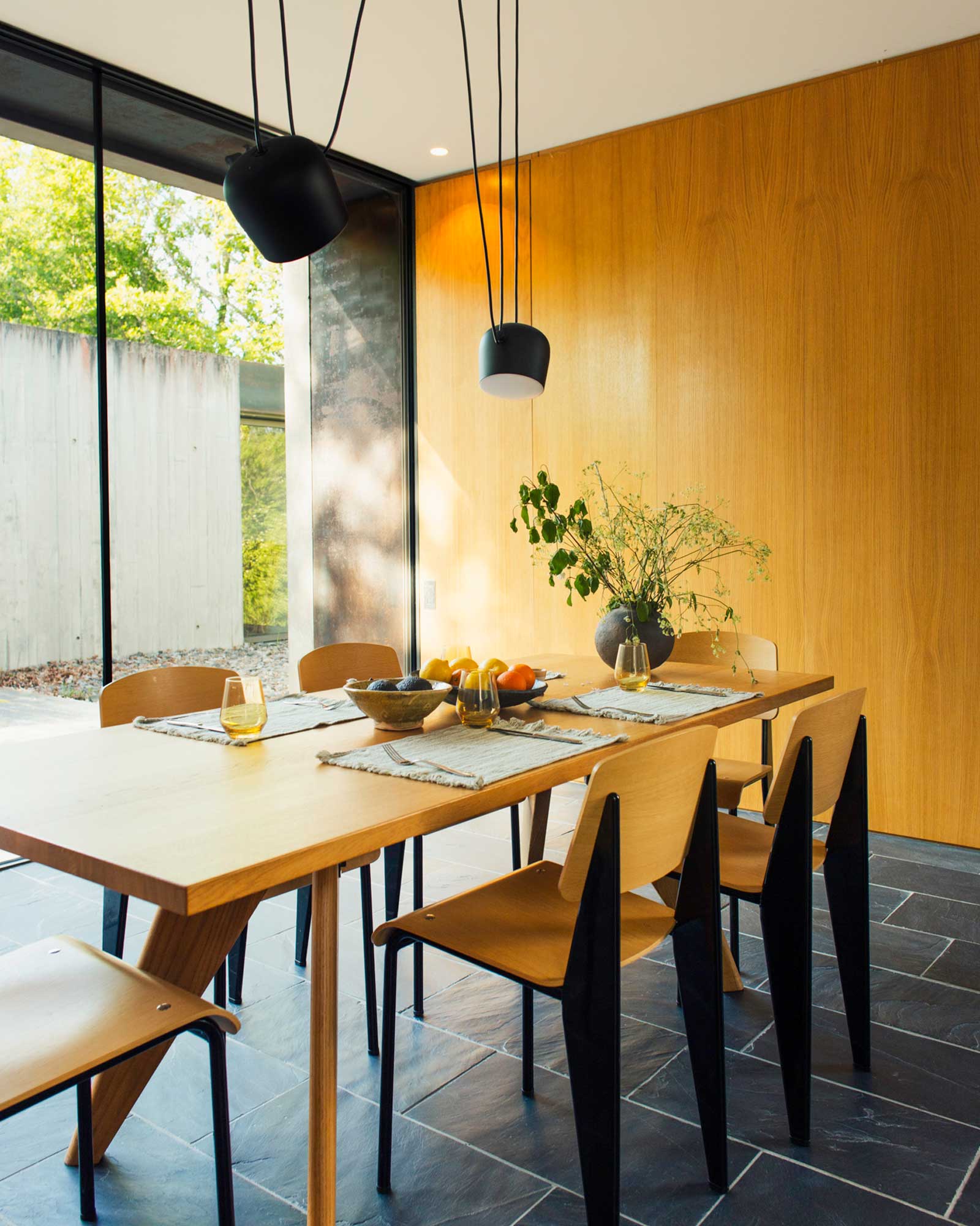 la-maison-h_villa_occitanie-france_interior-table-view.jpg