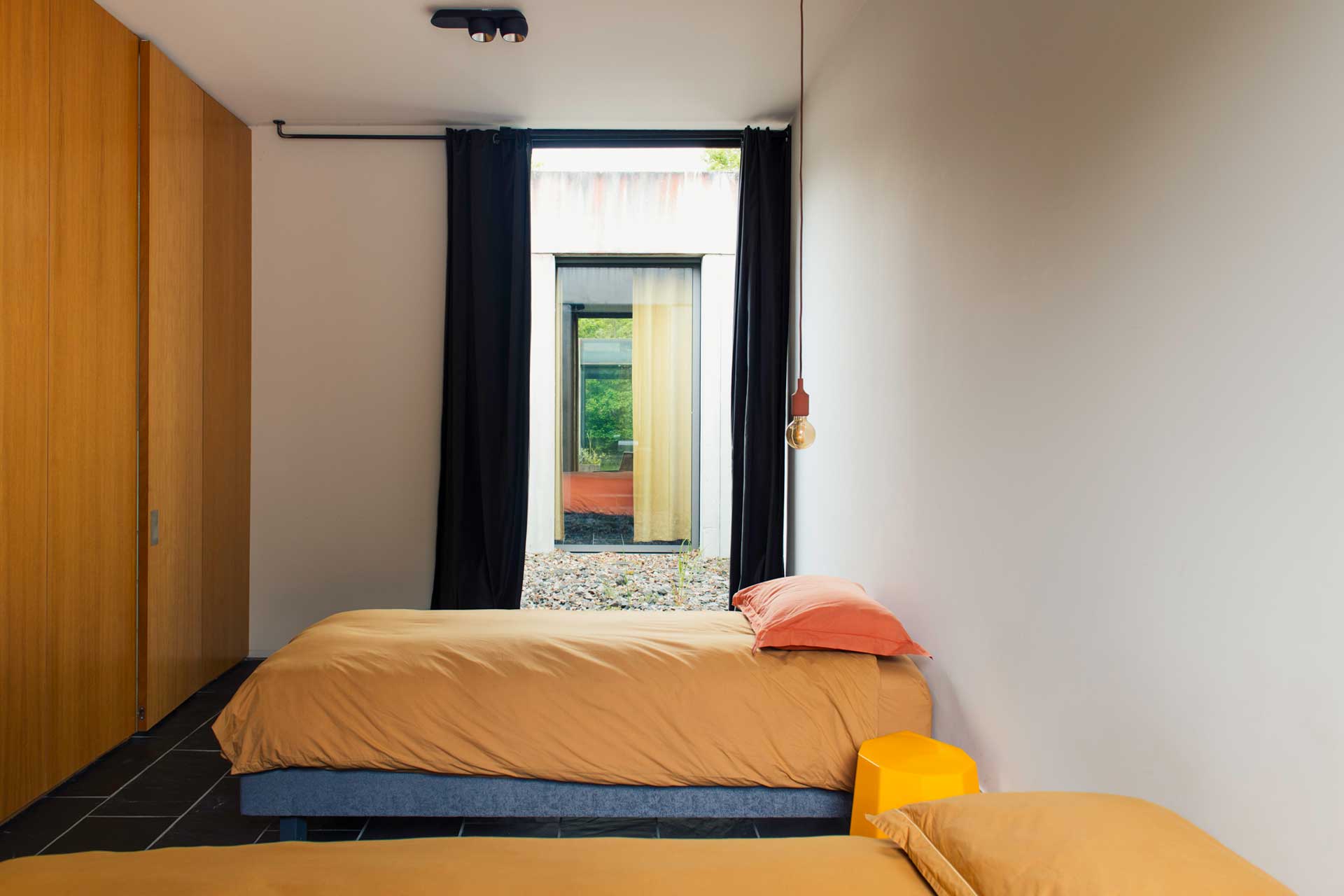 la-maison-h_villa_occitanie-france_interior-twin-beds.jpg