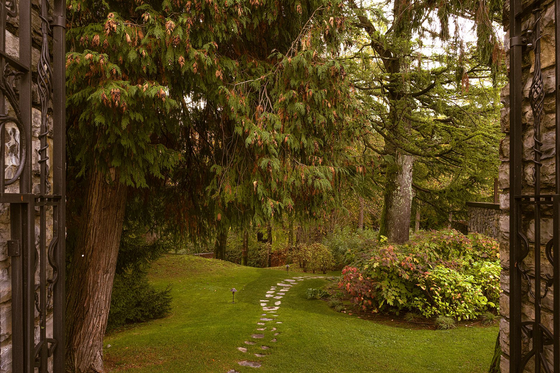 villa-peduzzi_villa_lake-como-italy_exterior-garden.jpg