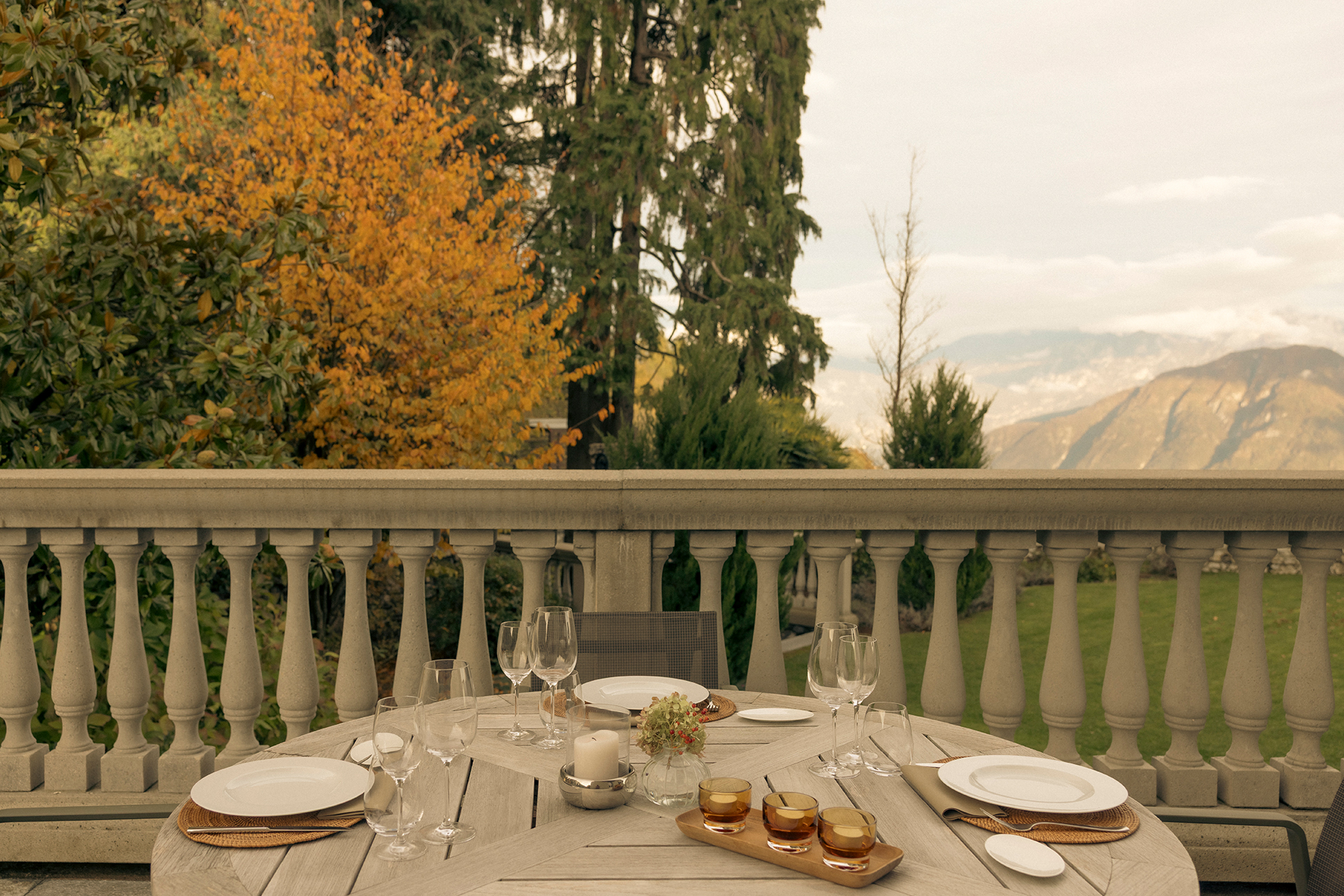 villa-peduzzi_villa_lake-como-italy_exterior-table.jpg