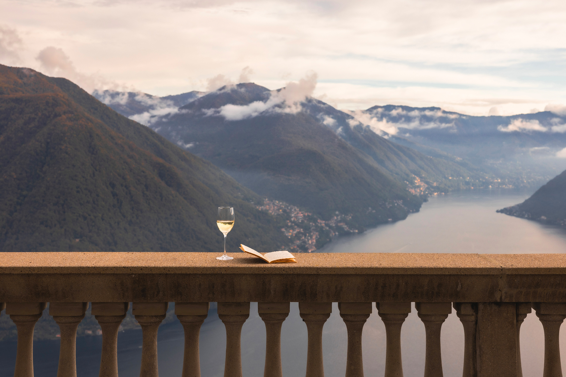 villa-peduzzi_villa_lake-como-italy_exterior-view-wine.jpg