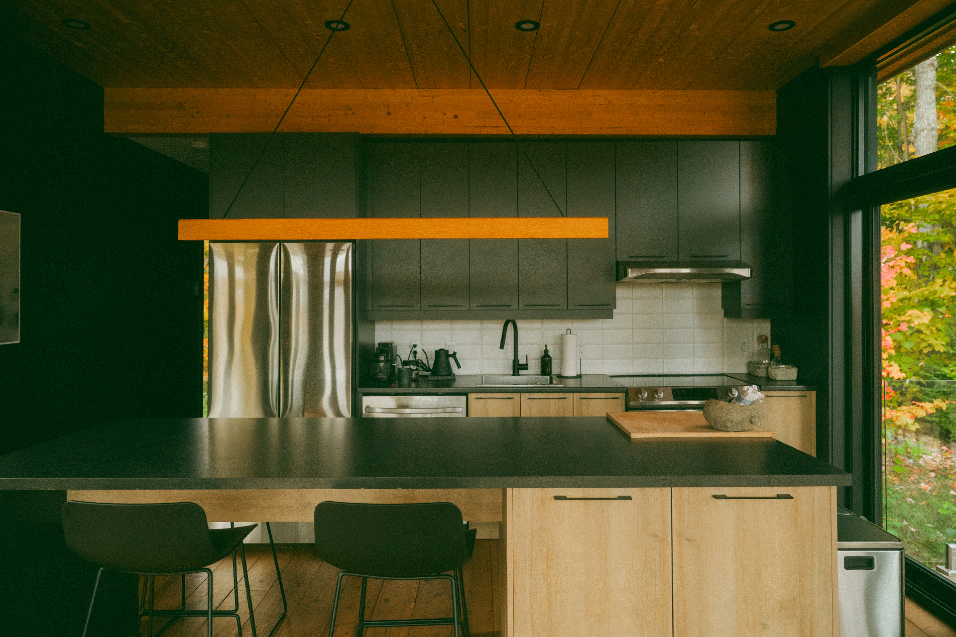 hintercabin-x_cabin_quebec-canada_interior-kitchen-design.jpg