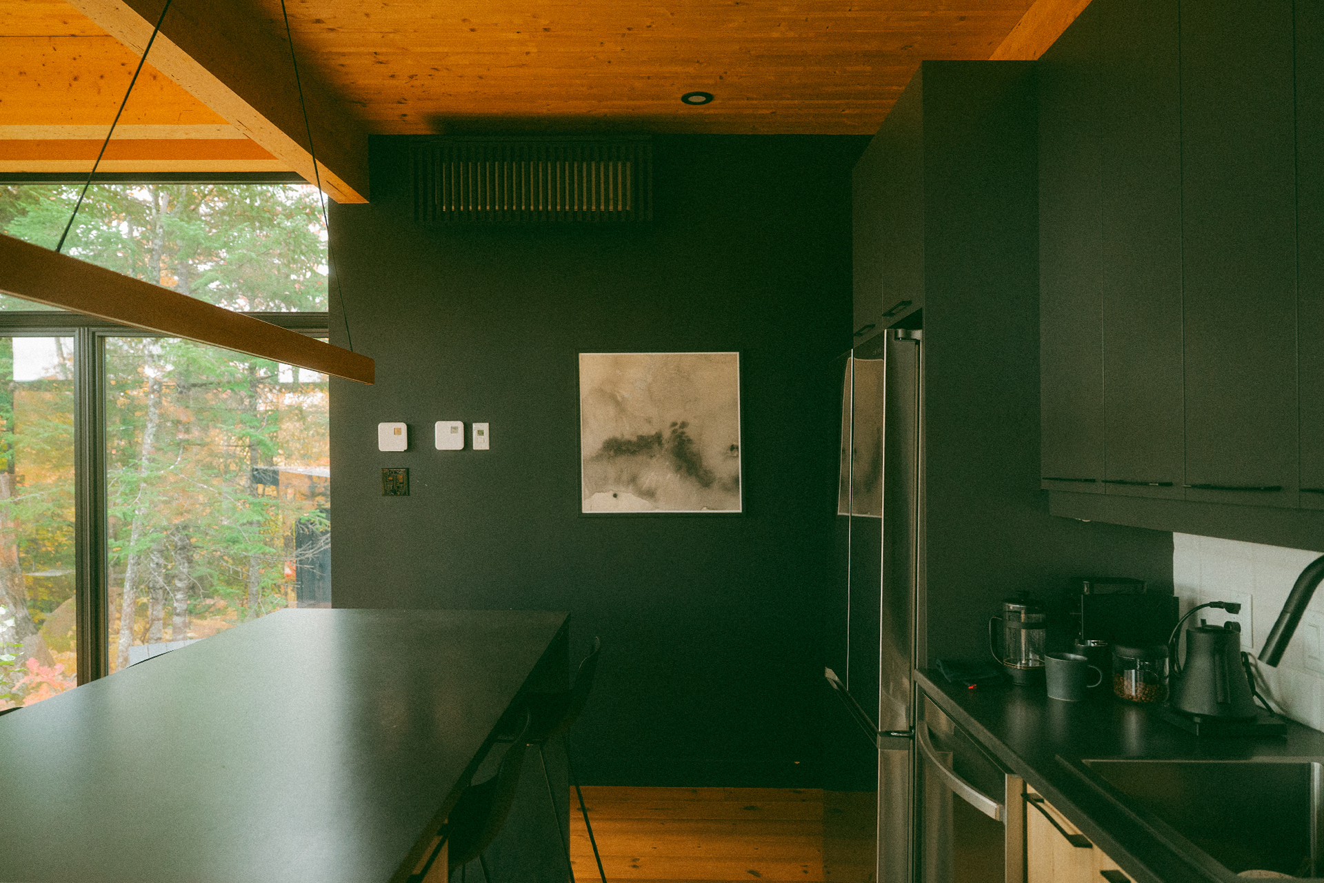 hintercabin-x_cabin_quebec-canada_interior-kitchen-space.jpg