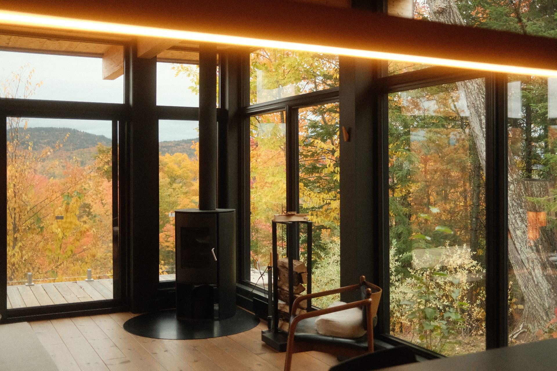 hintercabin-x_cabin_quebec-canada_interior-room.jpg
